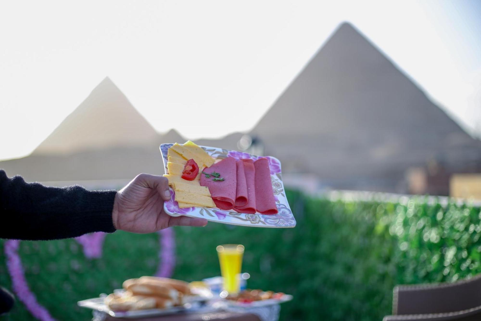 Pyramids Show Hotel Kafret el-Gabal Buitenkant foto