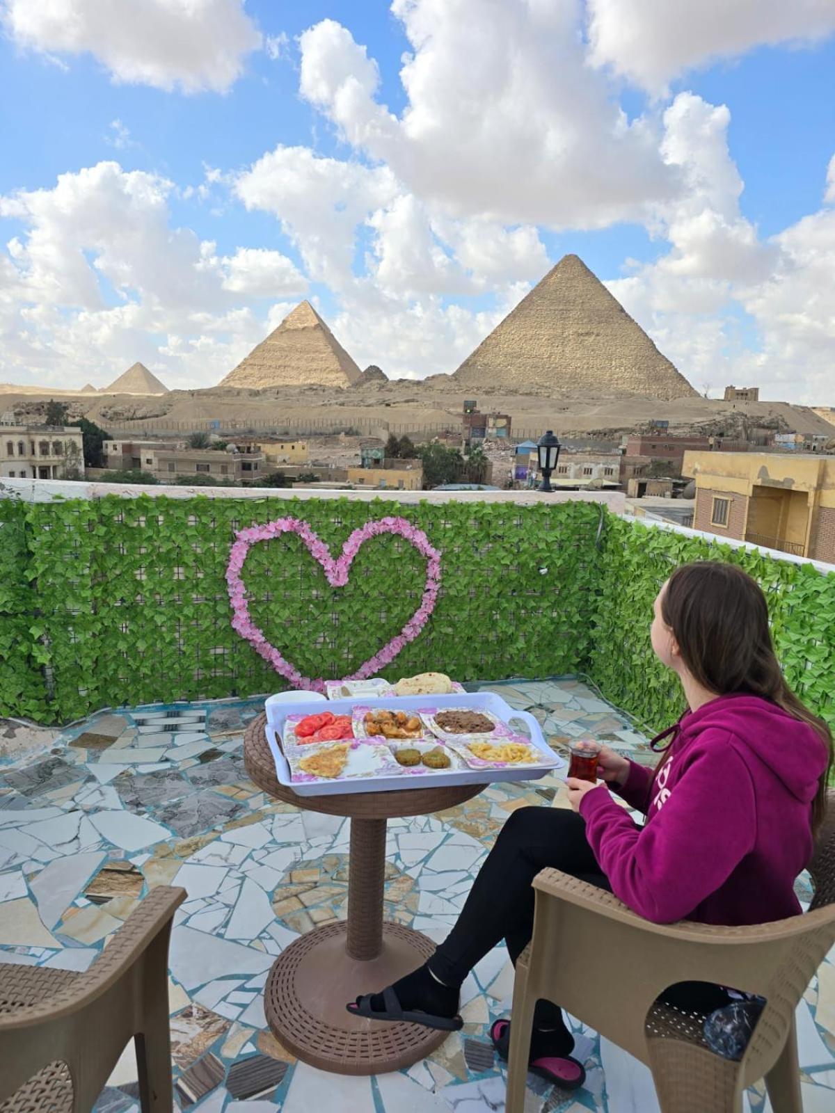 Pyramids Show Hotel Kafret el-Gabal Buitenkant foto