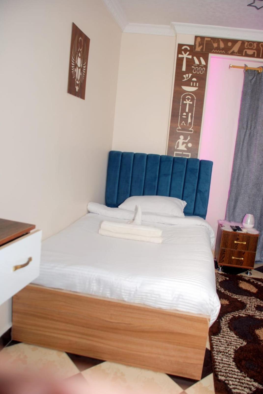 Pyramids Show Hotel Kafret el-Gabal Buitenkant foto
